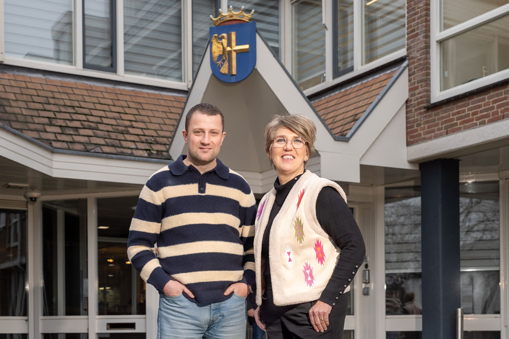 André Schaftenaar en Mariska van Opijnen bemensen het spreekuur van Stadsring op het gemeentehuis in Bunschoten.