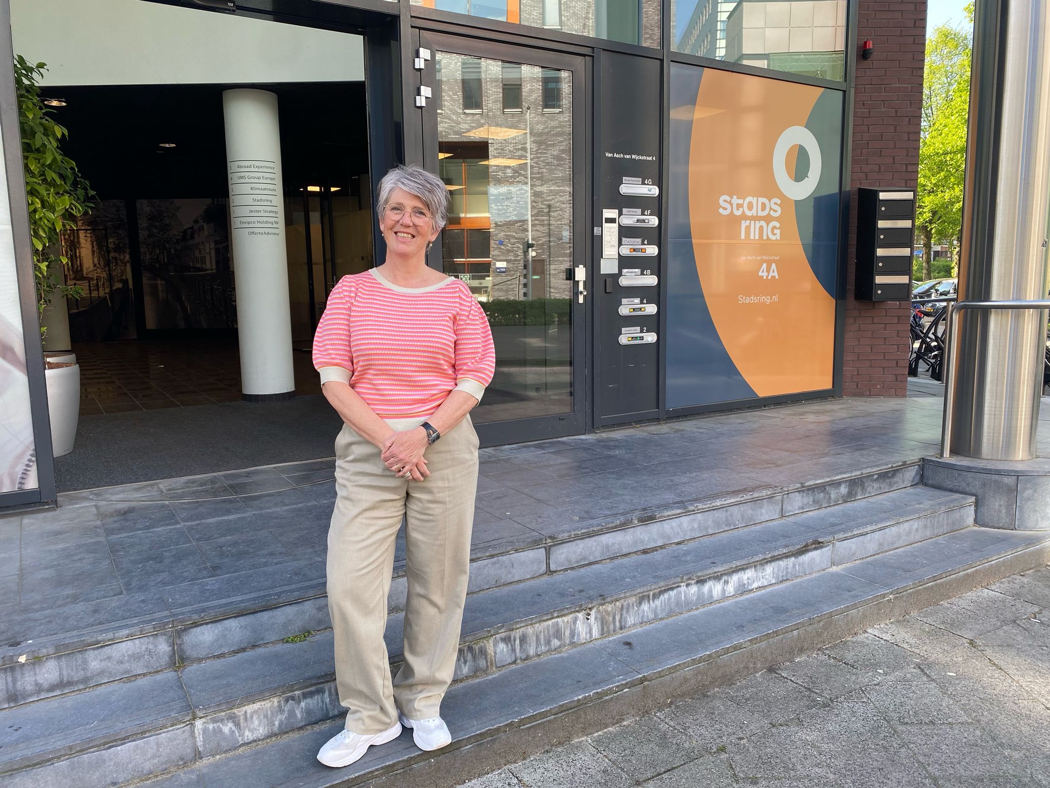 Schuldhulpverlener Mariska van Opijnen staat voor de ingang van het kantoor van Stadsring in Amersfoort.